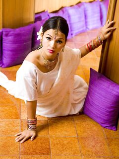 Amy - Sexy Sari